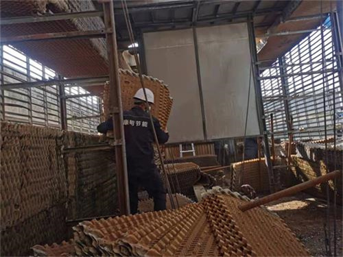 圓形冷卻塔冒白色霧氣的原因(冷卻塔的霧氣有沒有效